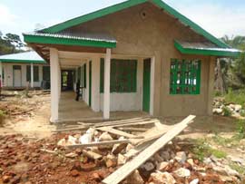 Crépissage et peinture du centre de santé de Kabweke, Nord Kivu en RD Congo