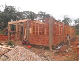 Chantier de construction du centre de santé de Kabweke, en brousse au Nord Kivu en RD Congo