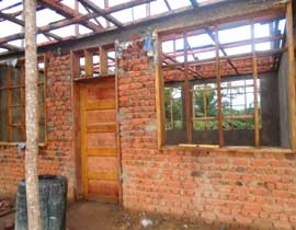 Chantier de construction du centre de santé de Kabweke, en brousse au Nord Kivu en RD Congo