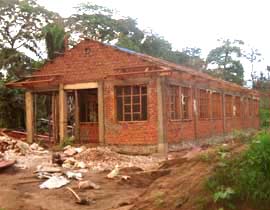 Chantier de construction du centre de santé de Kabweke, village de brousse du Nord Kivu en RD Congo