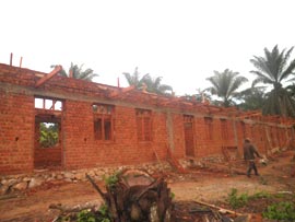Construction de l'école de Kabweke, village de brousse du Nord Kivu en RD Congo