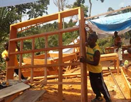 Fabrication des portes et des fenêtres pour le centre de santé de Kabweke, village de brousse du Nord Kivu en RD Congo