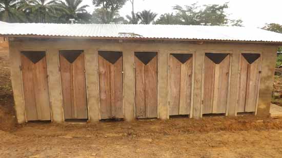Un atelier de menuiserie s'est installé à Kabweke pour la fabrication des bancs de l'école au Nord Kivu en RD Congo