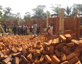 Matériaux rassemblés pour la construction du centre de santé de Kabweke, briques, sable et moellons Nord Kivu en RD Congo