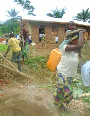Travaux communautaires effectués par la population de Kabweke pourla construction de l'école de leur Village Orange au Nord Kivu en RD Congo