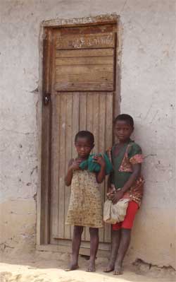 Elèves devant la porte de leur école à Kakonze