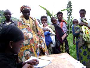 Mamans déclarant la naissance de leur enfant à l'état civil de Vutswigha, groupement Buyora