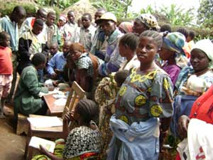 La queue au bureau d'état civil de Bweteta, groupement Ngulo, RD Congo