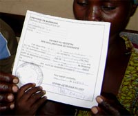 Une mère obtient un acte de naissance pour son enfant à Mambira, groupement Bulengya, RD Congo