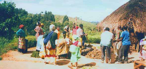 Villageois malaxant l'argile pour la fabrication des briques au Nord Kivu