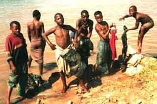 enfants des rues au Rwanda : lessive sur la  plage