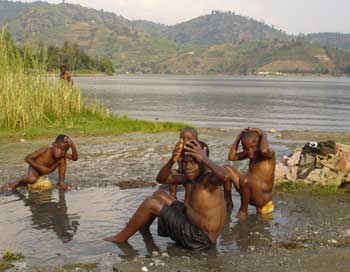 Toilette des enfants de la rue dans le lac Kivu