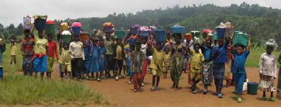 Distribution d'aide alimentaire aux orphelins du sida au Rwanda