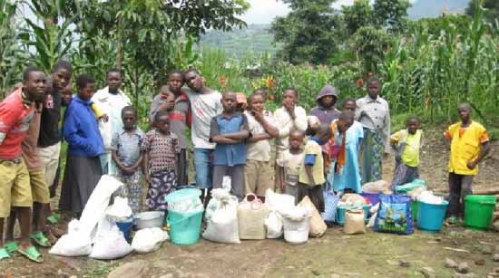 Distribution d'aide alimentaire aux orphelins du sida au Rwanda
