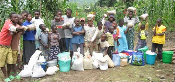 Distribution alimentaire aux orphelins du Sida 