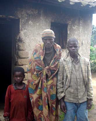 Orphelins du sida du Rwanda et leur grand-mère très âgée