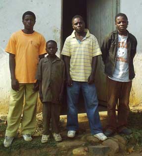 >Fratrie d'orphelins du sida au Rwanda