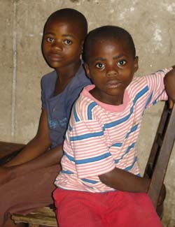 Fratrie de jeunes orphelins du Sida au Rwanda