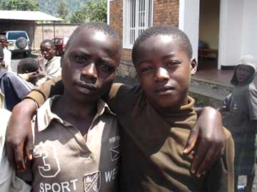 Deux frères enfants des rues au Rwanda
