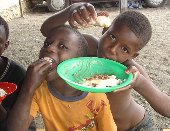 Repas des enfants des rues au Point d'Ecoute, Gisenyi, Rwanda