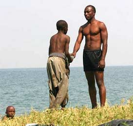 Les enfants des rues jouent et se défoulent au bord du Lac Kivu