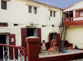 La cour repeinte de l'orphelinat Saint Joseph en 2004